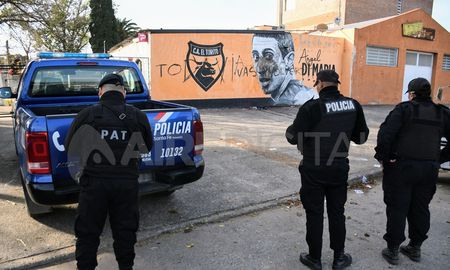Pintadas amenazantes sobre un mural en homenaje a Di María en la ciudad de Rosairo. Pintadas amenazantes sobre un mural en homenaje a Di María en la ciudad de Rosairo.