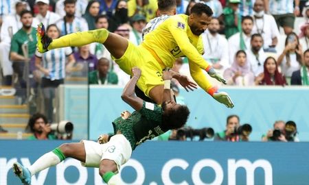 El defensor Yasser Al Shahrani no pudo terminar el partido ante la Selección Argentina. El defensor Yasser Al Shahrani no pudo terminar el partido ante la Selección Argentina.
