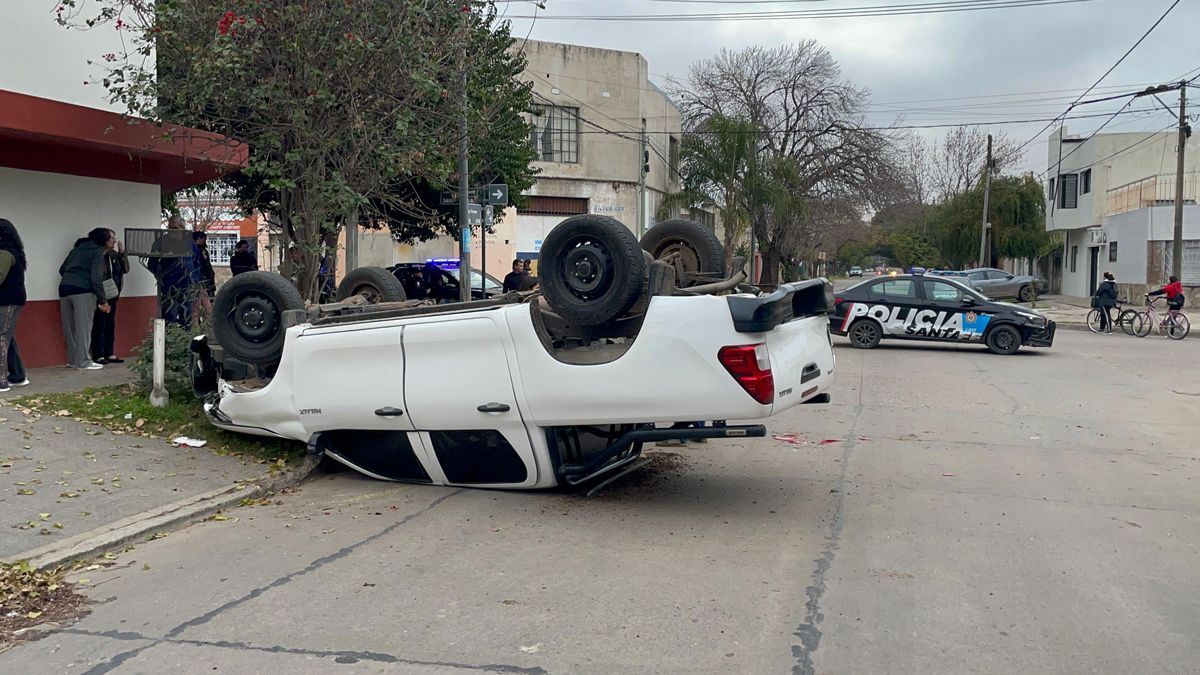 Impactante choque y vuelco en barrio Ciudadela de Santa Fe.
