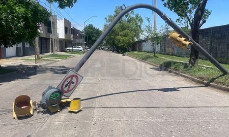 Así quedó el semáforo tras caer sobre la calzada. No hubo daños graves. Así quedó el semáforo tras caer sobre la calzada. No hubo daños graves.