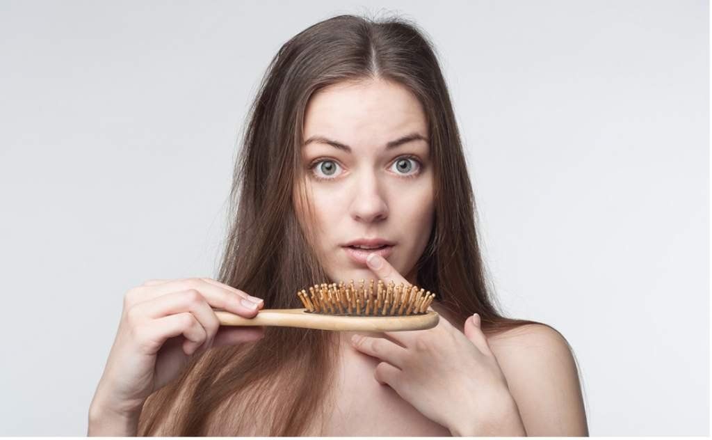 Cómo preparar una loción casera contra la caída del cabello