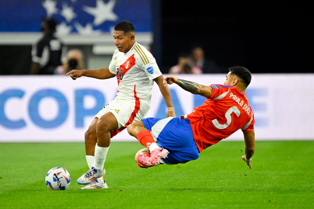 El defensa de Chile Paulo Díaz (5) le quita el balón al delantero de Perú Edison Flores (20) durante el primer tiempo en un partido de la Copa América 2024 en el AT&T Stadium. Crédito obligatorio: Foto NA: Jerome Miron-USA TODAY Sports El defensa de Chile Paulo Díaz (5) le quita el balón al delantero de Perú Edison Flores (20) durante el primer tiempo en un partido de la Copa América 2024 en el AT&T Stadium. Crédito obligatorio: Foto NA: Jerome Miron-USA TODAY Sports