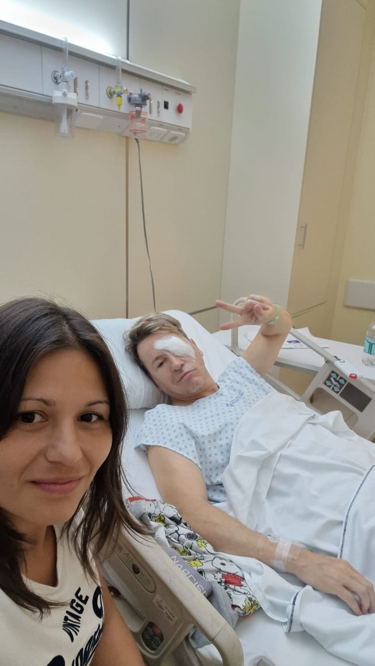 Guido Süller junto a la mujer que lo ayuda en su casa.