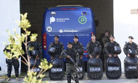 El crimen de Fernando se produjo cerca de las 4.40 de la madrugada del sábado 18 de enero frente al boliche Le Brique, en pleno centro de Villa Gesell, cuando el joven fue atacado a patadas y trompadas por un varias personas. El crimen de Fernando se produjo cerca de las 4.40 de la madrugada del sábado 18 de enero frente al boliche Le Brique, en pleno centro de Villa Gesell, cuando el joven fue atacado a patadas y trompadas por un varias personas.