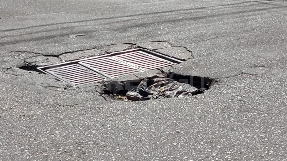 Peligro: un bache en plena recoleta santafesina y sin señalización