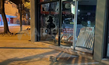 con un adoquin, reventaron la vidriera de un corralon y robaron herramientas con un adoquin, reventaron la vidriera de un corralon y robaron herramientas