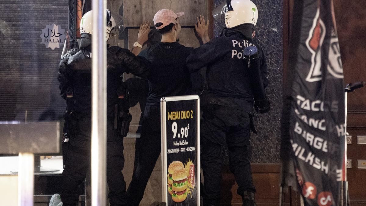 Protestas, incendios, saqueos y represión en Francia por la muerte de un joven de 17 años en manos de la policía. Protestas, incendios, saqueos y represión en Francia por la muerte de un joven de 17 años en manos de la policía.