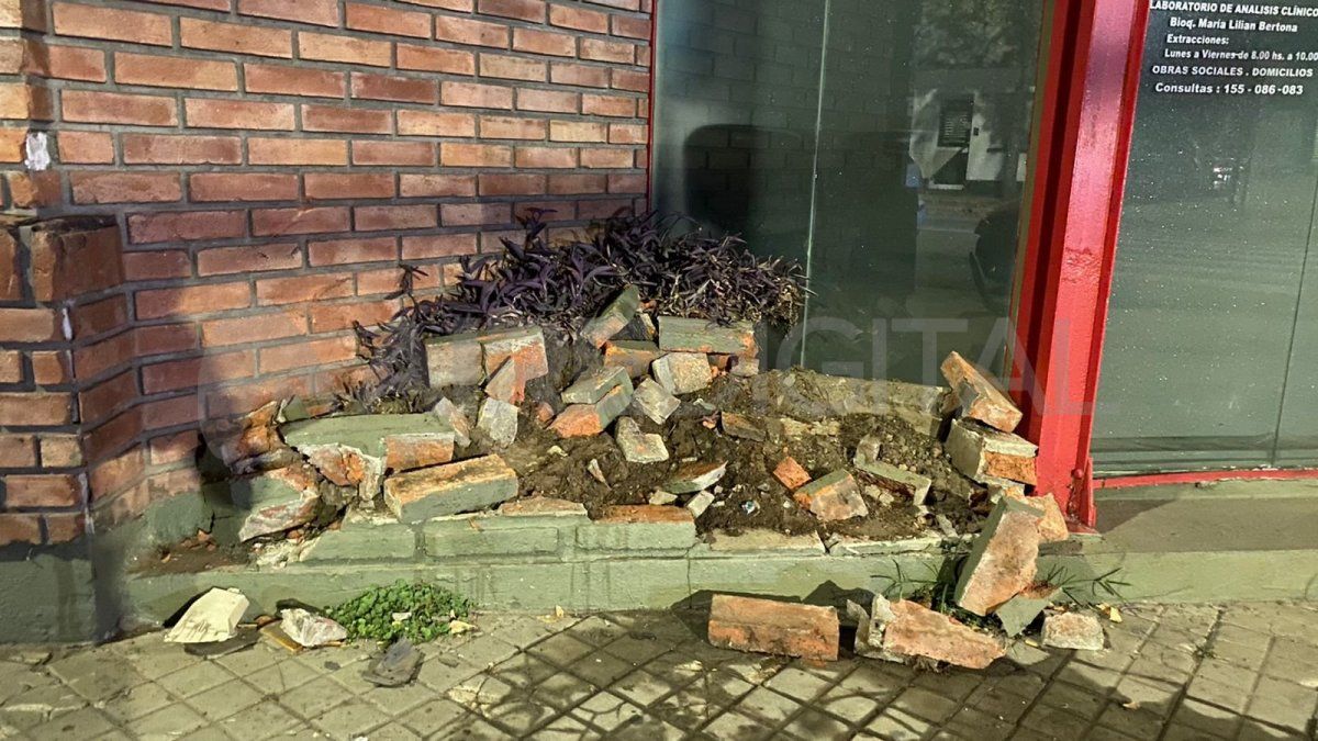 El conductor del auto que pasó en rojo chocó contra un tapial frente a una clínica de traumatología