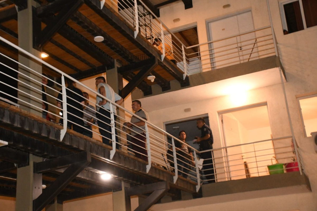 La explosión se originó en un departamento del primer piso. Foto DIARIO HUARPE.