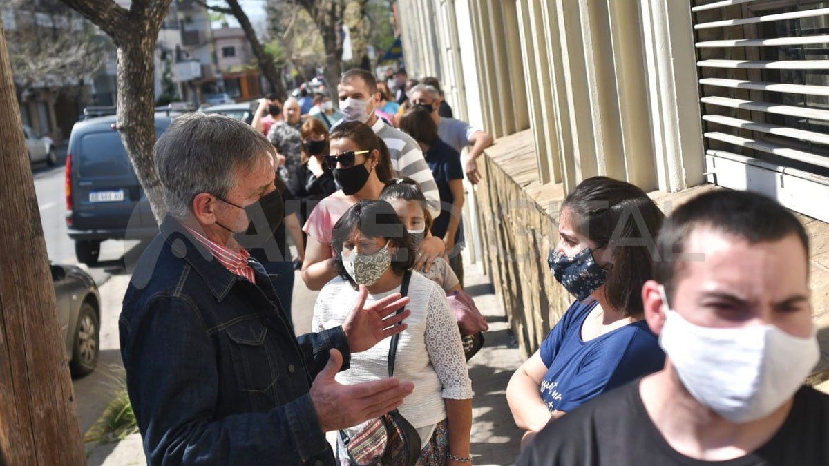 El intendente Emilio Jatón conversó con vecinos de la ciudad mientras esperaba el turno de la votación.
