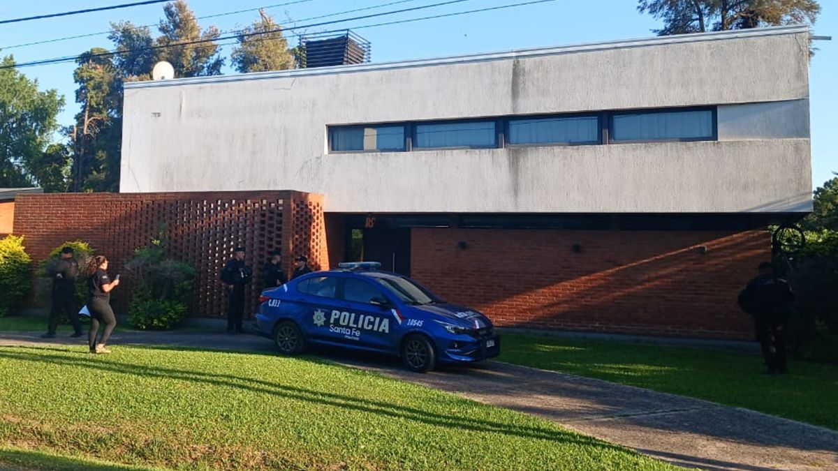 Policías de la PDI en el ingreso a la vivienda del country.&nbsp;