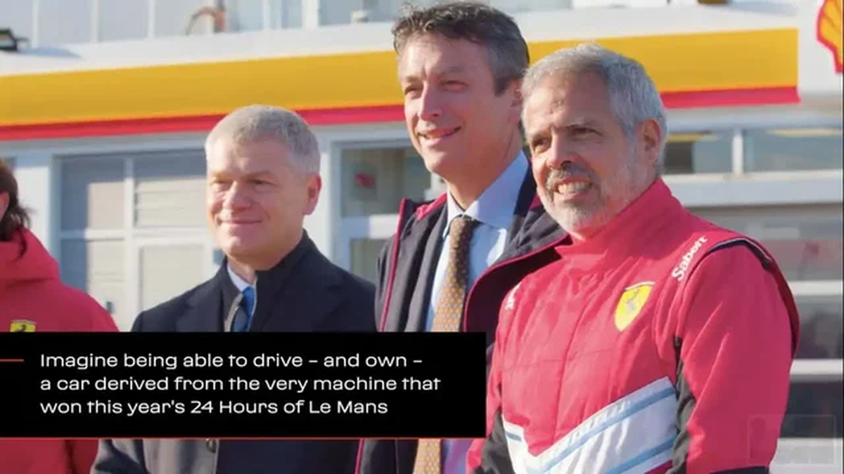 Luis Pérez Companc, junto a las autoridades de Ferrari en la ceremonia de entrega de la 499P Modificata en Fiorano, Italia. Foto: NA/Captura de pantalla. Luis Pérez Companc, junto a las autoridades de Ferrari en la ceremonia de entrega de la 499P Modificata en Fiorano, Italia. Foto: NA/Captura de pantalla.