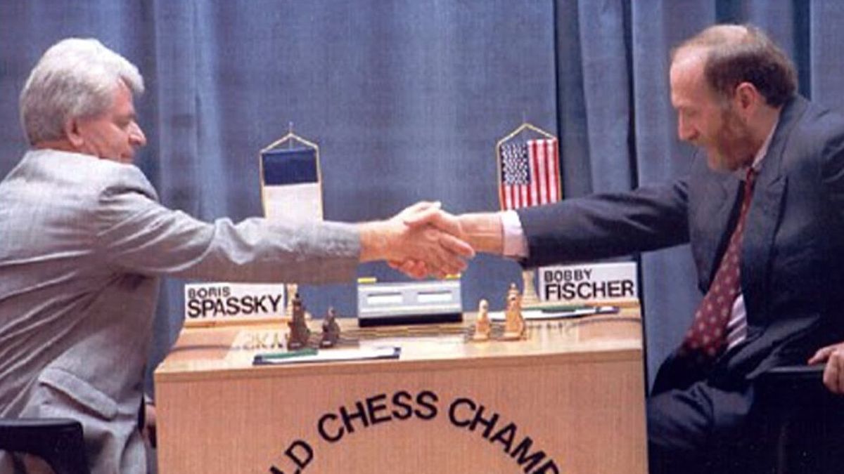 Tras conquistar el título mundial, Fischer no jugó más. Se encerró en sí mismo y tardó dos décadas en romper su aislamiento, ya que en 1992 –a los 49 años– volvió para disputar un duelo de revancha contra Boris Spassky, por entonces de 55, y nacionalizado francés desde 1984. Este match sería el inicio de su duro enfrentamiento con el gobierno de los Estados Unidos, que emitió una orden de búsqueda y captura en su contra. Tras conquistar el título mundial, Fischer no jugó más. Se encerró en sí mismo y tardó dos décadas en romper su aislamiento, ya que en 1992 –a los 49 años– volvió para disputar un duelo de revancha contra Boris Spassky, por entonces de 55, y nacionalizado francés desde 1984. Este match sería el inicio de su duro enfrentamiento con el gobierno de los Estados Unidos, que emitió una orden de búsqueda y captura en su contra.