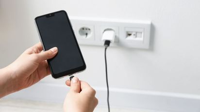 El error que estás cometiendo al cargar el celular y arruina la batería en pocos meses