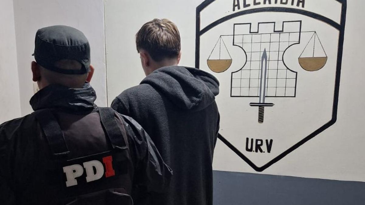El menor quedó detenido tras el allanamiento en su casa.