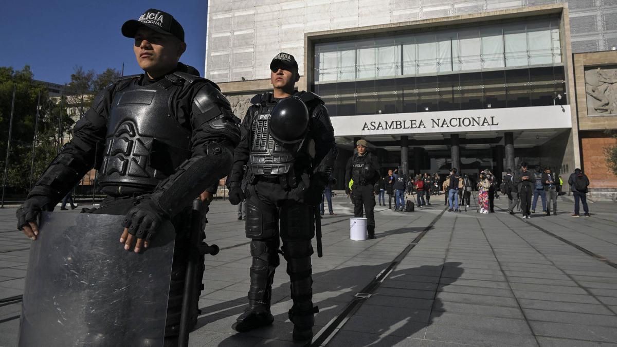 Policías hacen guardia afuera de la Asamblea Nacional. Policías hacen guardia afuera de la Asamblea Nacional.