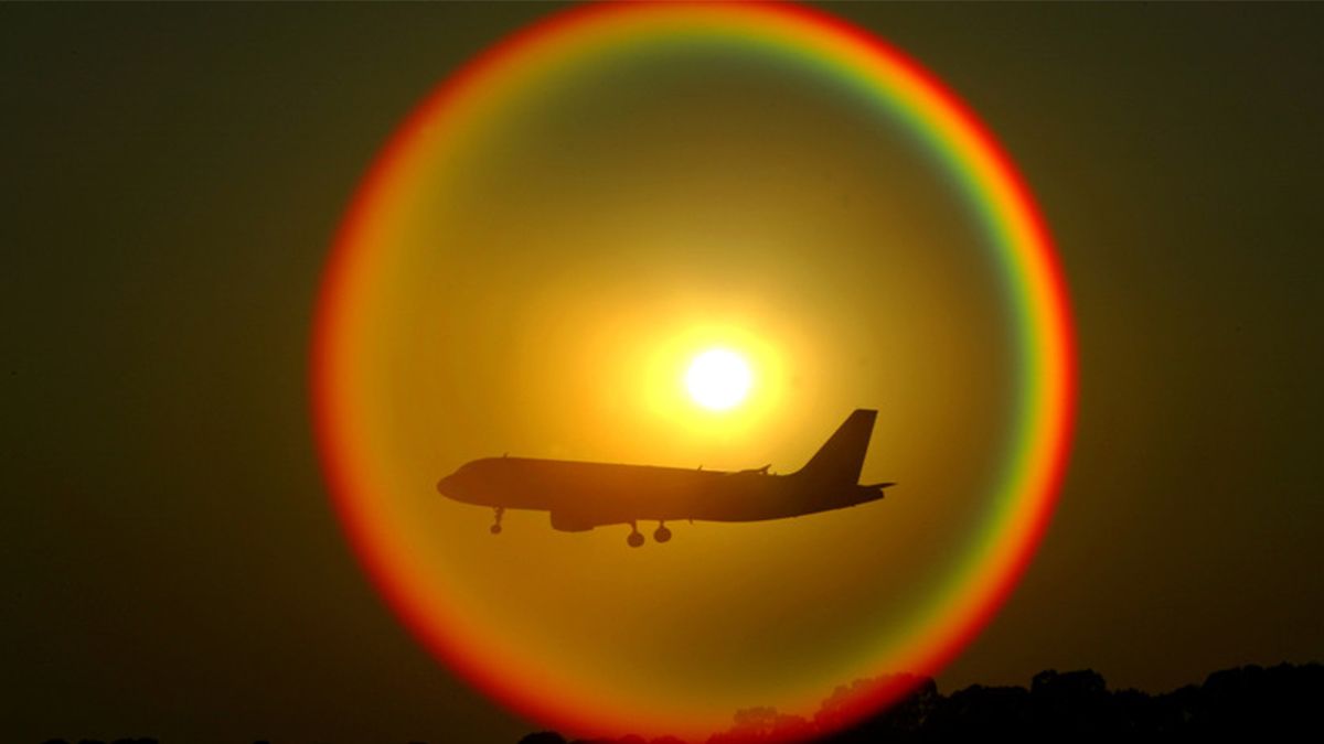 La impresionante imagen de un avión que vuela dentro de un arcoiris