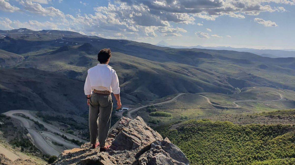 Renunció a su trabajo en un banco para salir a recorrer la Argentina con sus tres caballos