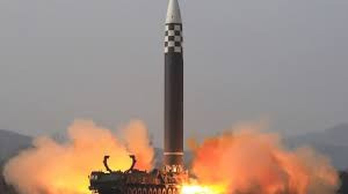 Corea del Norte lanzó un misil al mar de Japón.