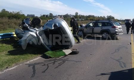 Hasta el momento, se desconocen los motivos que provocaron el siniestro vial, pero se informó que la víctima fatal es una mujer que se trasladaba sola en su auto. En el otro vehículo viajaban cuatro personas, de las cuales dos tuvieron que ser trasladadas de urgencia al hospital de Rosario. Hasta el momento, se desconocen los motivos que provocaron el siniestro vial, pero se informó que la víctima fatal es una mujer que se trasladaba sola en su auto. En el otro vehículo viajaban cuatro personas, de las cuales dos tuvieron que ser trasladadas de urgencia al hospital de Rosario.