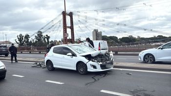 El accidente entre un Peugeot 308 y un patrullero provocó importantes demoras y largas filas en los accesos desde Boulevard, Alem y la Costanera.