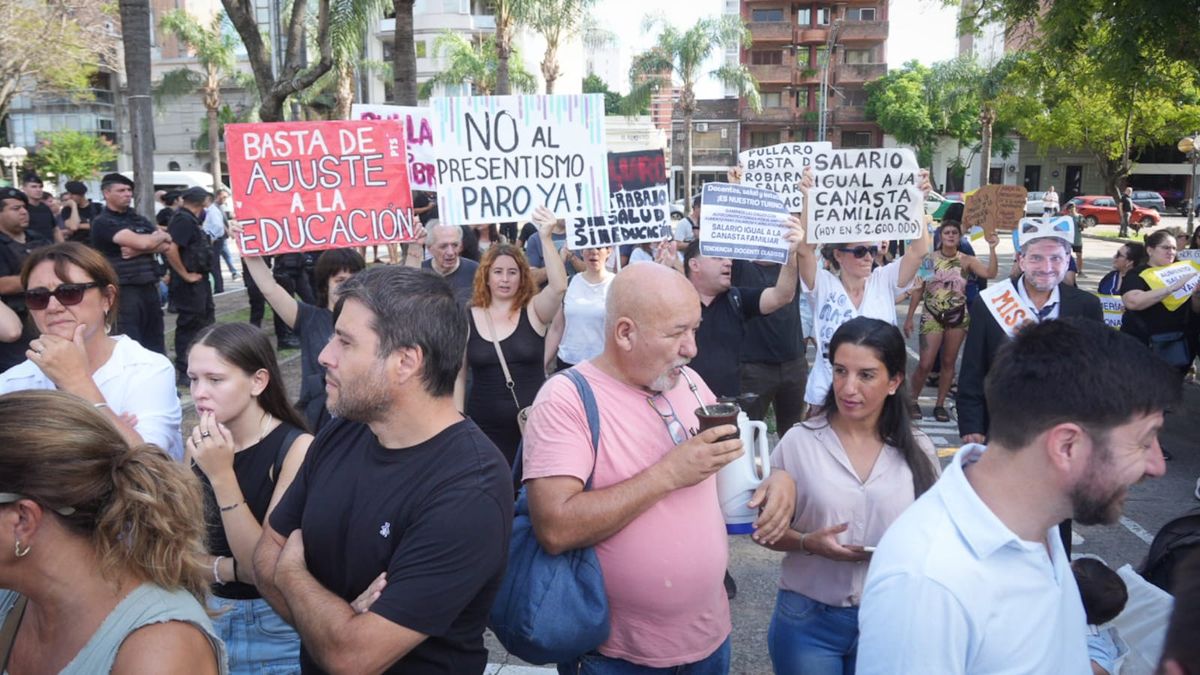 un grupo de manifestantes autoconvocados mostró en la explanada de la Legislatura su disconformidad con las políticas provinciales.
