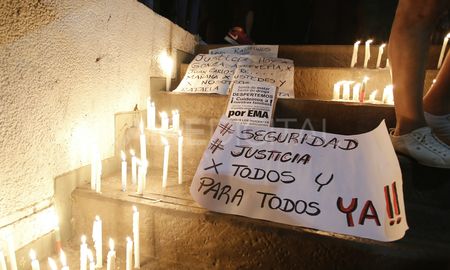 Miles de vecinos de Rafaela se movilizaron contra la inseguridad y pidieron justicia por la muerte de Gonzalo Glaria. Miles de vecinos de Rafaela se movilizaron contra la inseguridad y pidieron justicia por la muerte de Gonzalo Glaria.