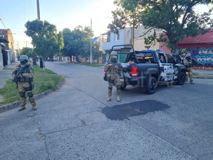 Una fuerte custodio policial acompañó al barrabrava sabalero en su visita a su casa familiar.
