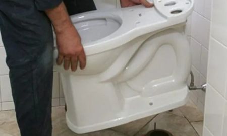 El sanitario fue sustraído del baño de mujeres del establecimiento. El sanitario fue sustraído del baño de mujeres del establecimiento.