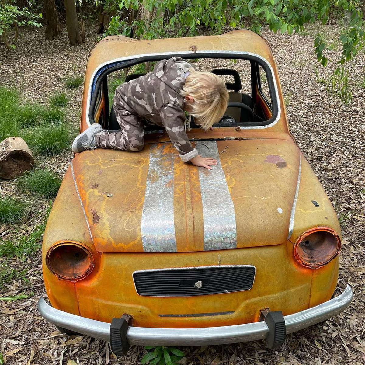 Enterneció las redes con su mini look de feriado.