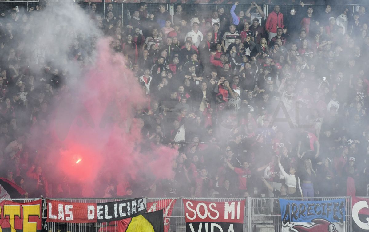 La parcialidad de Colón en el Coloso Marcelo Bielsa. La parcialidad de Colón en el Coloso Marcelo Bielsa.