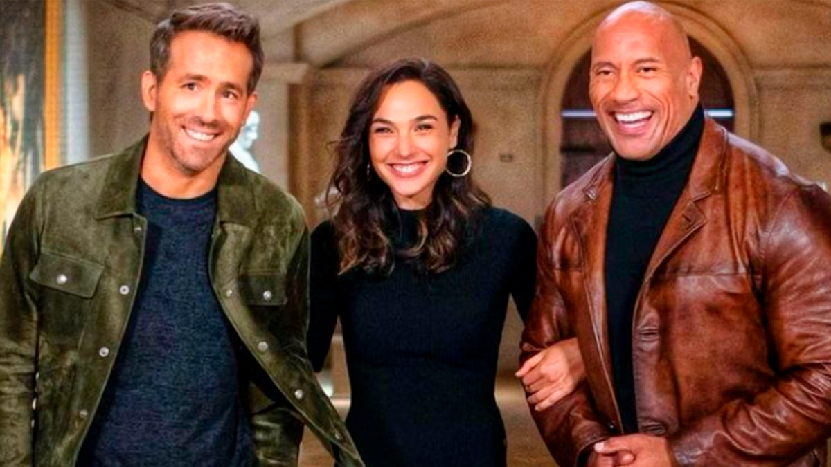 Para ir preparando el terreno,&nbsp;Netflix&nbsp;difundió el&nbsp;primer trailer, el cual demuestra que&nbsp;el entretenimiento está asegurado. Persecuciones,&nbsp;Gal&nbsp;luciéndose en combate,&nbsp;Reynolds&nbsp;haciendo comentarios ácidos y&nbsp;La Roca&nbsp;peleando con los malos se destacan en el avance de Red Notice.