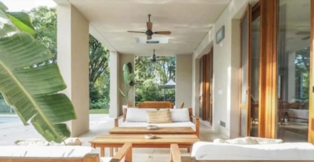 Lali Espósito vive en una increíble casa ubicada en un exclusivo barrio.