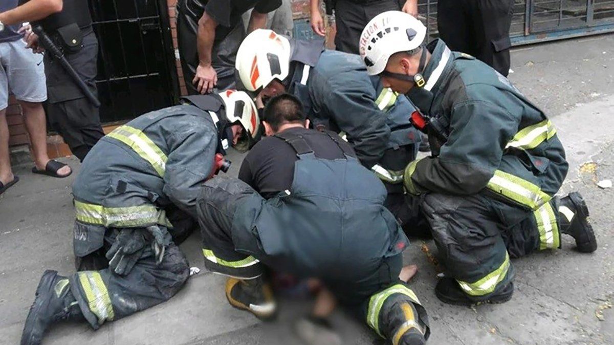Niño cayó de la terraza de un edificio de tres pisos y se salvó de milagro