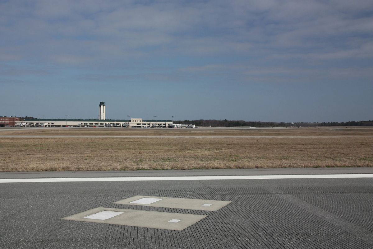 Las tumbas de Catherine y Richard Dotson están en el margen norte de la pista 10-28 del Aeropuerto de Savannah. Cuando en la Segunda Guerra Mundial se ampliaron las instalaciones del aeródromo, reforzaron el área alrededor y se colocaron dos grandes losas de hormigón encima de las sepulturas, que quedaron integradas con el de la pista. Las tumbas de Catherine y Richard Dotson están en el margen norte de la pista 10-28 del Aeropuerto de Savannah. Cuando en la Segunda Guerra Mundial se ampliaron las instalaciones del aeródromo, reforzaron el área alrededor y se colocaron dos grandes losas de hormigón encima de las sepulturas, que quedaron integradas con el de la pista.