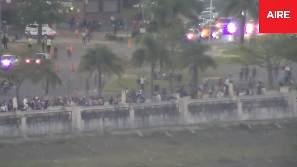 Las cámaras de Aire de Santa Fe captaron una multitud de personas aglomeradas en la costanera santafesina
