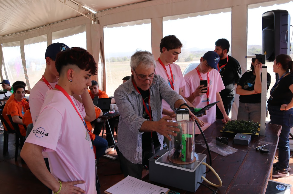 Así lanzaban el mini satélite para detectar microplásticos los alumnos santafesinos de Roldán. Así lanzaban el mini satélite para detectar microplásticos los alumnos santafesinos de Roldán.