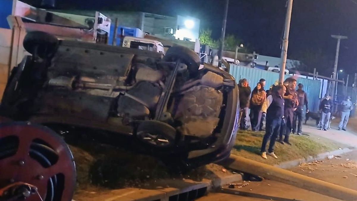 El conductor perdió el control de un Volkswagen Vento y chocó contra una columna.&nbsp;