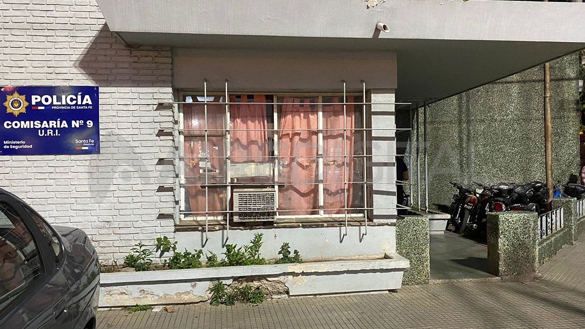 La Seccional Novena, durante la noche del lunes, se copó de familiares e investigadores de la Agencia de Control Policial. La Seccional Novena, durante la noche del lunes, se copó de familiares e investigadores de la Agencia de Control Policial.