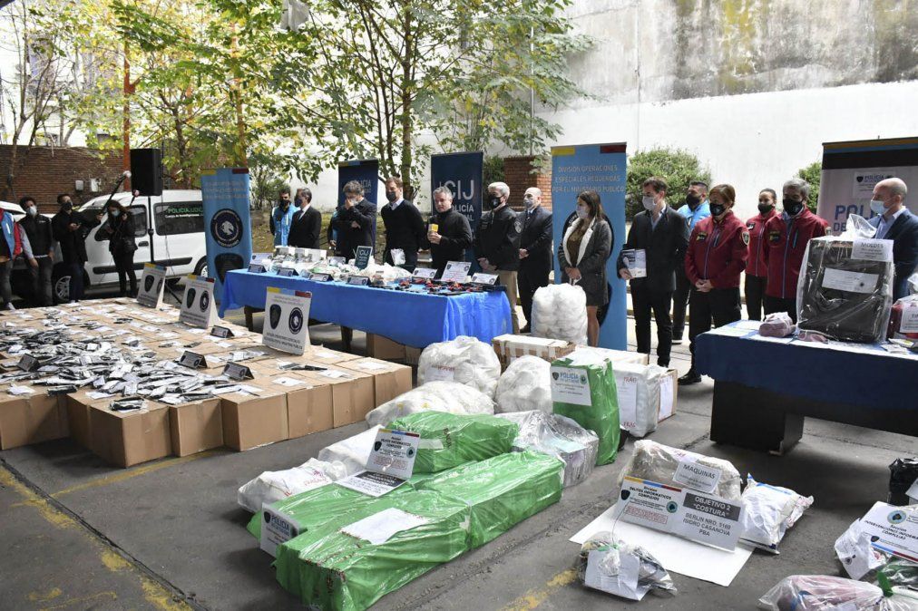 El material secuestrado y las imitaciones de los baribjos Atom Protect están valuados en $ 30 millones.