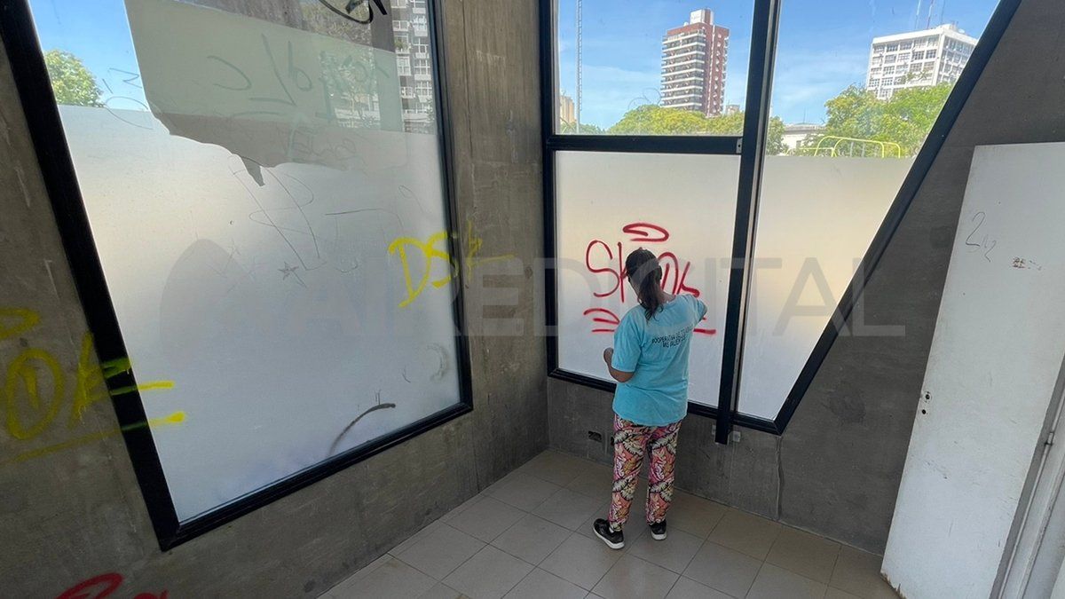 Este jueves comenzó la limpieza del espacio donde funcionará el local de café al paso. 