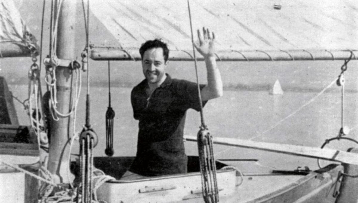 Vito Dumas es considerado como el más grande navegante de todos los tiempos, reconocido como tal por naciones de inmensa tradición marinera como Portugal, Noruega, Suecia, Inglaterra, y Estados Unidos, entre otras.