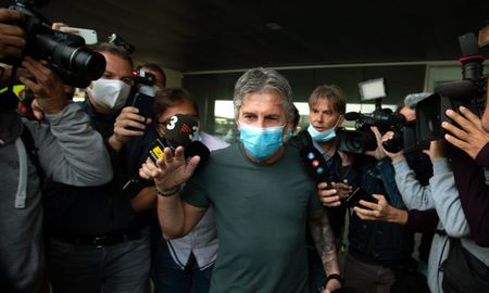 Jorge Messi se reunió con Lionel Messi y el crack argentino podría haber decidido quedarse otro año en el Barcelona. Jorge Messi se reunió con Lionel Messi y el crack argentino podría haber decidido quedarse otro año en el Barcelona.