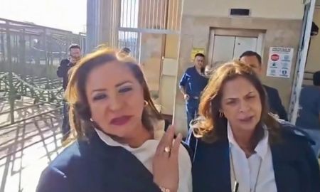 Tras la explosión, López fue inmediatamente resguardada por personal policial, mientras se generaba una escena de tensión en el lugar. Tras la explosión, López fue inmediatamente resguardada por personal policial, mientras se generaba una escena de tensión en el lugar.