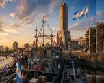 La Armada celebra 212 años con visitas gratuitas a sus buques frente al Monumento a la Bandera, en la ciudad de Rosario. La Armada celebra 212 años con visitas gratuitas a sus buques frente al Monumento a la Bandera, en la ciudad de Rosario.