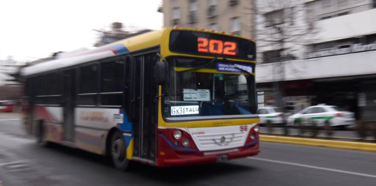 Ciclista quiso esquivar la puerta abierta de un taxi, lo atropelló un colectivo y murió.