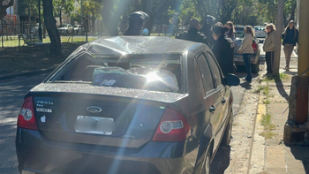 Susto en avenida Alem: dos carretillas cayeron desde un piso 24 y aplastaron un auto 