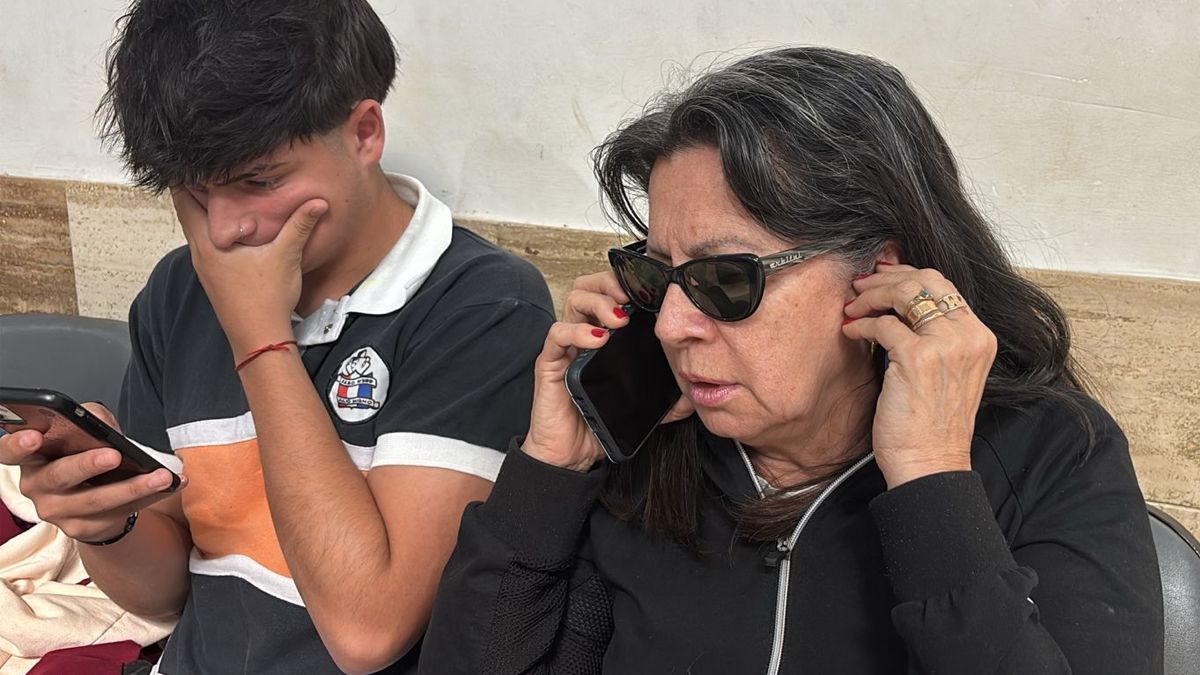 La mamá y el hijo mayor de la víctima del brutal ataque en Santa Fe. La mamá y el hijo mayor de la víctima del brutal ataque en Santa Fe.