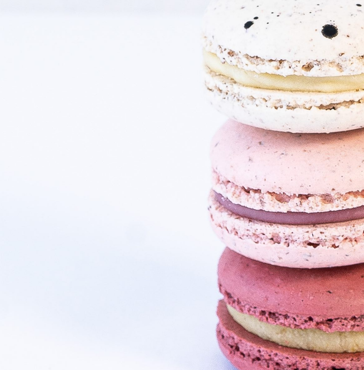 Un macaron es un tipo de galleta tradicional de la gastronomía francesa hecha de clara de huevo, harina de almendra, azúcar y azúcar impalpable. Un macaron es un tipo de galleta tradicional de la gastronomía francesa hecha de clara de huevo, harina de almendra, azúcar y azúcar impalpable.
