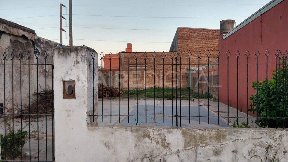 En este terreno había una casa que fue incendiada. Los dueños la desmantelaron para evitar ocupaciones ilegales. Por este predio ingresan los delincuentes a la cochera